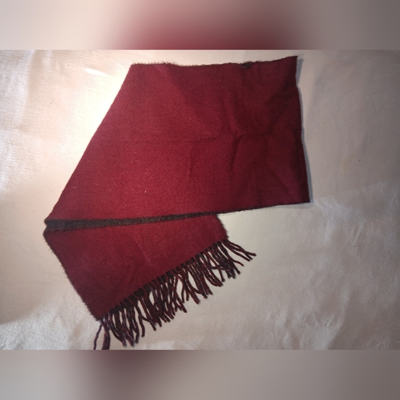 Elegant Gray and Red Scarf - Picture 4 of 7